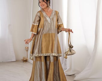 Conjunto Sharara de tejido bicolor beige y dorado: Kurta con cuello en V, Palazzo Dupatta 12 palabras