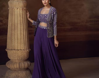 Traje de invitada de boda en seda color amatista: chaqueta de espejo, pantalón palazzo y top corto.