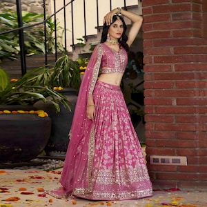 Różowa boho jedwabna lehenga choli: suknia ślubna z cekinami i haftem zari