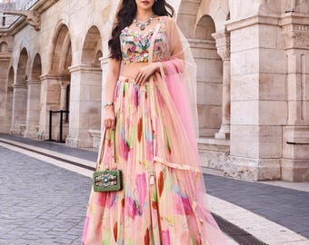 Conjunto de lehenga de seda chinon con bordado floral: traje de fiesta rosa bebé