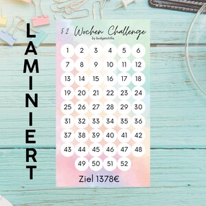Könnte beinhalten: Eine laminierte Wochen-Challenge-Tabelle mit pastellfarbenem Aquarellhintergrund. Die Tabelle enthält 52 nummerierte Kreise mit dem Text "Wochen Challenge" und "Ziel 1378€". Das Wort "LAMINIERT" ist vertikal auf der linken Seite gedruckt.