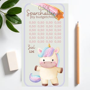 Könnte beinhalten: Eine hellviolette Spar-Challenge-Karte mit einem Aquarell-Einhorn, Regenbogenmähne und -schwanz. Die Karte trägt den Text "Sparchallenge by budgetchilla" und "Ziel 12€". Ein Bleistift und ein Radiergummi liegen neben der Karte.