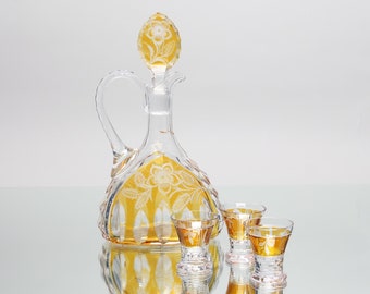 Juego de decantador de cristal bohemio: vidrio tallado con motivos florales en color ámbar, artículos de bar de mediados de siglo