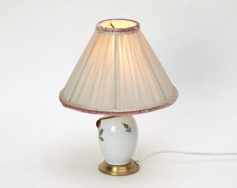 AUGARTEN Tischlampe Wiener Rose, kleine weiße Tischleuchte aus Porzellan, romantische Lampe mit Blumen aus den 50er Jahren