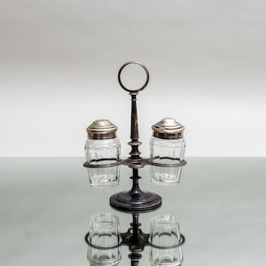 Conjunto de mesa Menage folheado a prata antiga da J.L. Herrmann Vienna – k.u.k. Court Purveyor – Peça central de mesa historicista