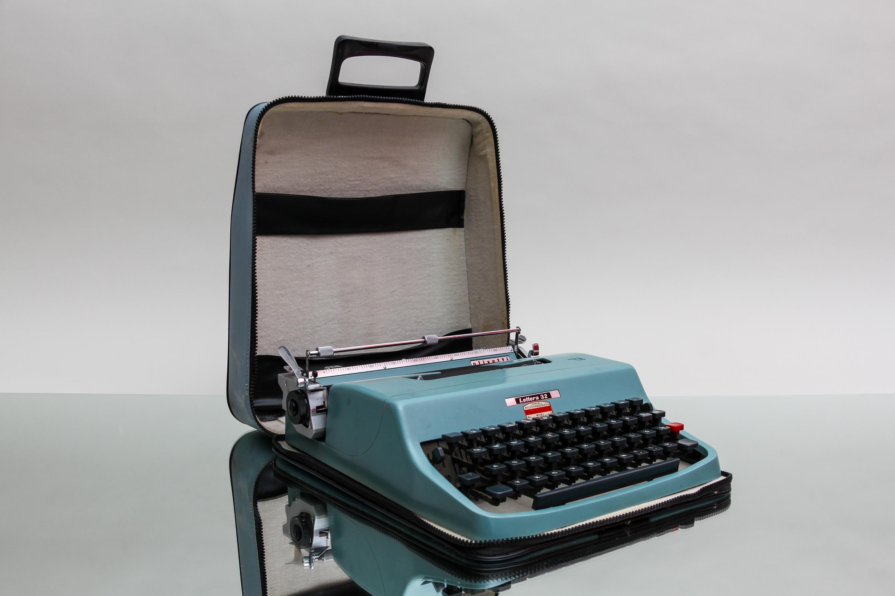 Olivetti Lettera 32 タイプライター 青 Blue Olivetti Lettera 32 Typewriter From 1974 – Vintage Italian