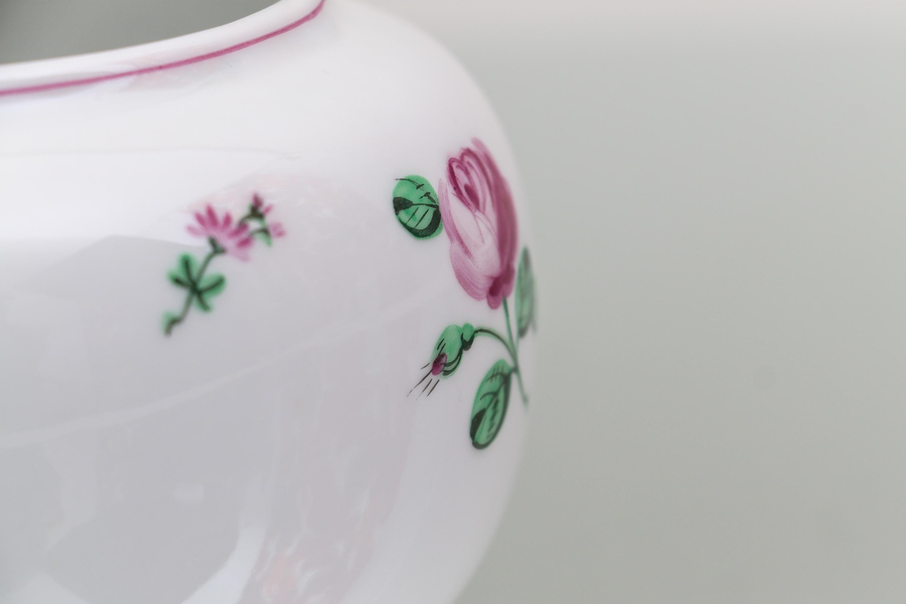 アウガルテン ウィーンのバラの花瓶：手描きのオーストリアの磁器