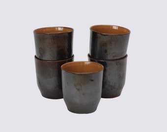 Vintage Keramik Tassen Set, handgemachte Espressotassen aus den 70ern, Steinware in nordischem Design, 5 grau-braune Kaffeebecher