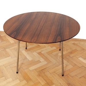 Mesa redonda de teca diseñada por ARNE JACOBSEN para Fritz Hansen, Dinamarca. Años 50, mediados de siglo. Mesa redonda de madera de teca.