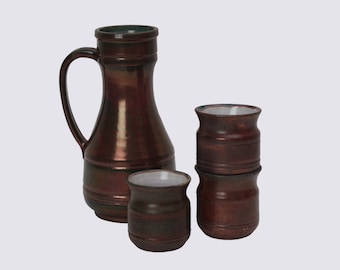 Vintage Krug mit 3 Bechern in Braun, uriges Set an Steinware, rustikale Kanne mit Tassen, Mittelalter Krug, glasiert, 70er Jahre