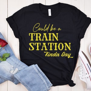 Podría ser una estación de tren un poco día PNG SVG, camisa de yellowstone, póster de yellowstone, sudadera con capucha de yellowstone, dutton de yellowstone, png svg de Yellowstone