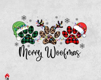 Könnte beinhalten: Drei Pfotenabdrücke mit Weihnachtsmützen und Lichtern. Die Pfotenabdrücke sind in grün-schwarzem Karomuster, Leopardenmuster und rot-schwarzem Karomuster. Der Text "Merry Woofmas" befindet sich unter den Pfotenabdrücken.