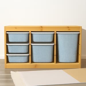Puede incluir: Un mueble de almacenamiento de madera con seis cubos con estampado de cuadros azules y blancos. La unidad tiene un acabado de madera natural y está diseñada para organizar artículos. Los cubos son de varios tamaños, con ribete blanco.