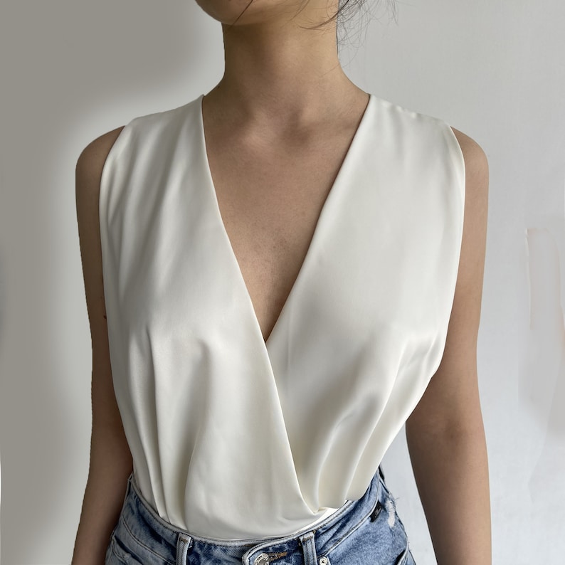 Kreuz Rücken Top Rückenfreies Crop Satin Top mit offenem Rücken Wayf Bluse zum Binden Bluse Schulterfrei Tops Criss Cross Wrap Crop zum Binden Off White