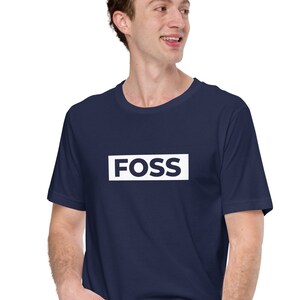Puede incluir: Una camiseta azul marino con un cuadro blanco y la palabra "FOSS" impresa en blanco.