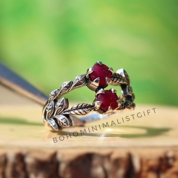 Anillo de hoja de plata esterlina hecho a mano: alianza de boda con dos rubíes