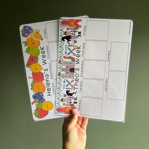 Puede incluir: Dos planificadores semanales rectangulares con fondo blanco y texto negro. Uno presenta frutas de dibujos animados coloridas y el texto Helena's Week. El otro muestra caballeros medievales, un castillo y el texto Theo's Week con cuadrículas.