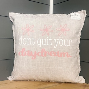 Cadeau personnalisé de coussin décoratif pour chambre à coucher. N&#39;abandonnez pas votre rêve éveillé. Housse de coussin. Coussin personnalisé pour fille, bébé, bureau, décoration de rêve