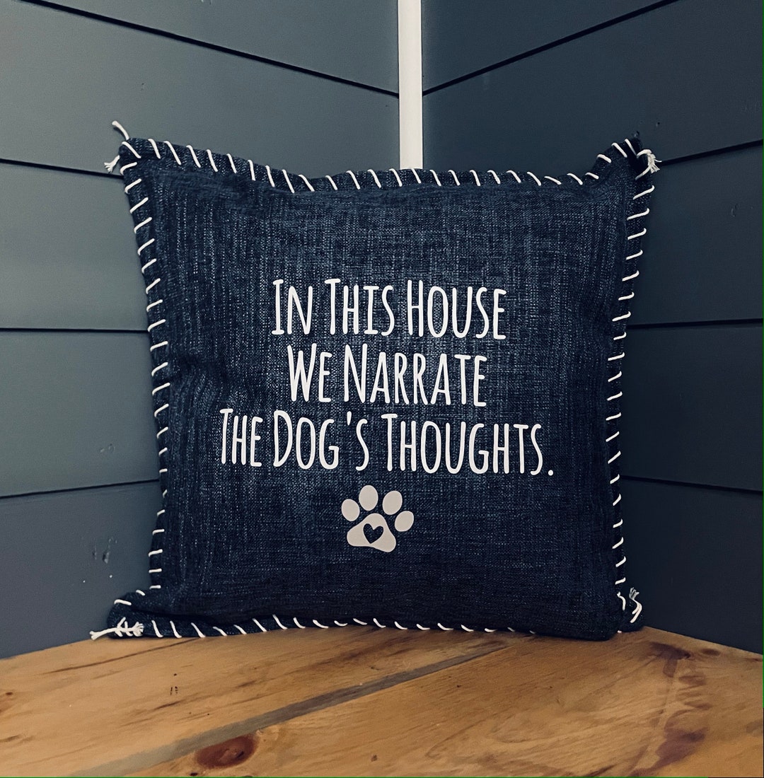 Dog Kissenbezug „In This House We Narrate The Dog's Thoughts“ - 45x45 Cm, Flanell, Mit Reißverschluss