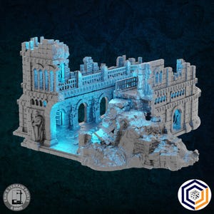 Pode incluir: Uma miniatura impressa em 3D de um edifício de pedra em ruínas com uma ponte que conecta duas seções. O edifício tem arcos, janelas e uma porta. A miniatura é pintada em cinza claro e tem um efeito de brilho azul.