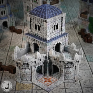 Pode incluir: Uma torre de pedra cinza com um telhado azul e quatro portas arqueadas. A torre tem uma base quadrada e é decorada com detalhes em pedra. A torre está sentada em uma superfície de azulejos.