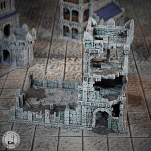 Pode incluir: Uma torre em ruínas detalhada, impressa em 3D, de cor cinza e verde, com uma base quadrada e um nível superior parcialmente desabado. A torre é feita de pedra e tem uma pequena porta no nível inferior. A torre está sentada em uma superfície de azulejos cinzentos.