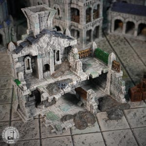 Pode incluir: Um edifício em ruínas detalhado de pedra cinza com uma torre, um piso quebrado e uma área verde coberta de vegetação. O edifício é feito de plástico e é um modelo em miniatura para jogos de mesa.