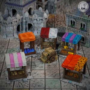 Pode incluir: Cinco barracas de mercado em miniatura com toldos coloridos e diversos produtos. As barracas são feitas de madeira e têm um aspecto rústico. As barracas estão dispostas sobre uma superfície de ladrilhos quadriculados.