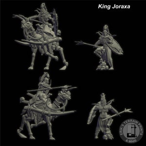 Könnte beinhalten: Eine Sammlung von 3D-gedruckten Miniaturfiguren, darunter ein berittener Krieger mit Pfeil und Bogen und ein stehender Krieger mit einem Speer. Die Figuren sind in einer neutralen Farbe gehalten und weisen komplizierte Details auf. Der Text "King Joraxa" ist sichtbar.
