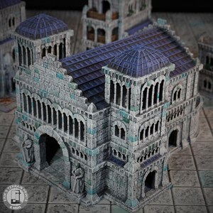 Pode incluir: Um edifício de pedra cinzenta detalhado com um telhado roxo e detalhes azuis. O edifício tem uma grande entrada arqueada e várias janelas. O edifício é um modelo impresso em 3D para jogos de mesa.