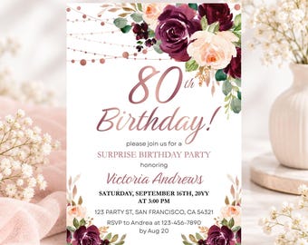 Può includere: Un invito per l'80° compleanno con testo in oro rosa, rose bordeaux e crema, foglie verdi e luci a corda. Il testo recita 80th Birthday, surprise birthday party, Victoria Andrews, Saturday, September 16th, 20YY, at 3:00 PM, 123 Party St, San Francisco, CA 54321, RSVP to Andrea at 123-456-7890 by Aug 20.