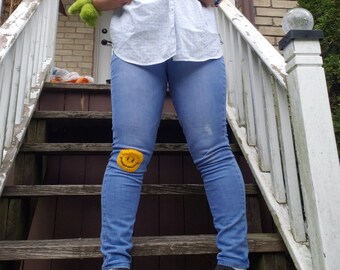 Återvunna blåjeans i storlek 16 med virkade smiley-märken
