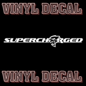 Puede incluir: Calcomanía de vinilo negro con el texto "VINYL DECAL" en una fuente delineada en rojo y marrón en la parte superior e inferior. La palabra "SUPERCHARGED" es blanca, con un gráfico de gato gruñón a la derecha.