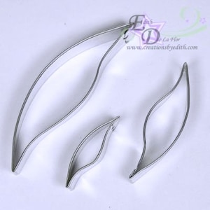 Puede incluir: Tres cortadores de galletas de metal plateado en forma de hoja de diferentes tamaños.