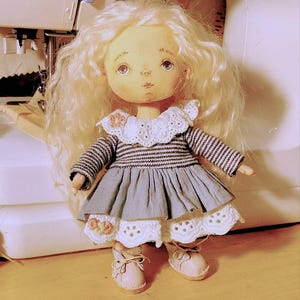 Muñeca textil hecha a mano: pelo de lana de cabra argoreana, 18 cm