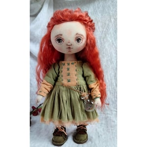 Muñeca textil hecha a mano: Muñeca de algodón articulada con zapatos de cuero