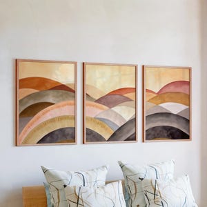 Op de afbeelding: Een rustiek houten bord met de tekst "Welcome to our home" in een handgeschreven stijl. Het bord heeft een verweerde afwerking en een eenvoudig, uitnodigend ontwerp, perfect voor entree decoratie.