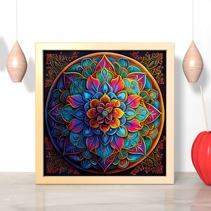 K&ouml;nnte beinhalten: Ein gerahmtes, farbenfrohes Mandala mit filigranen Details in Blaut&ouml;nen, Lila, Rosa, Gelb und Gr&uuml;n. Das Mandala ist von einem schwarzen Hintergrund und einem goldenen Rahmen umgeben.