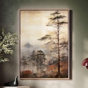 Op de afbeelding: Een ingelijst schilderij van een mistige bos scène met hoge bomen en een berg op de achtergrond. Het schilderij heeft een gedempt kleurenpalet van bruinen, groenen en grijzen.