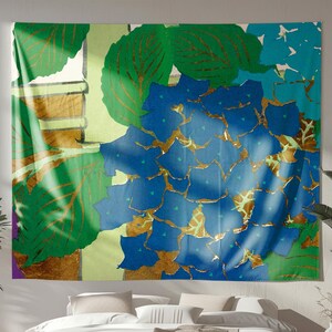 Könnte beinhalten: Eine große Wandtapisserie mit floralem Design. Sie zeigt eine Ansammlung blauer Hortensienblüten mit goldenen Akzenten, vor dem Hintergrund grüner Blätter und eines hellen Hintergrunds. Die Tapisserie ist ein dekoratives Stück.
