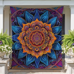 Puede incluir: Un tapiz grande y vibrante con un diseño de mandala detallado. La obra de arte presenta un patrón floral central naranja y rojo rodeado de hojas y formas estilizadas azules y moradas. El tapiz se exhibe en un porche.