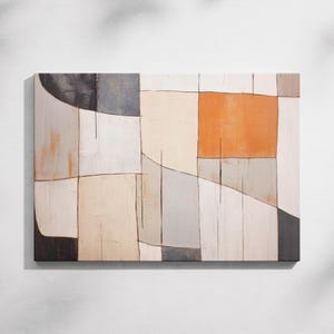 Könnte beinhalten: Abstrakte Leinwandkunst mit einem geometrischen Design in neutralen Farben und einem orangefarbenen Quadrat. Das Kunstwerk hat eine strukturierte Oberfläche und ist auf einem Holzrahmen montiert, ideal für die Inneneinrichtung.
