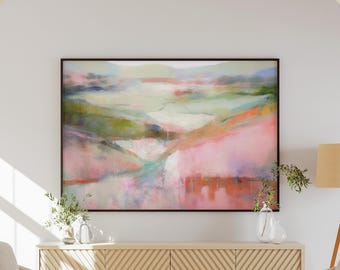 Könnte beinhalten: Abstrakte Landschaftsmalerei in einem dunkelbraunen Rahmen. Das Kunstwerk zeigt eine Mischung aus Rosa-, Grün- und Blautönen, die einen weichen, verträumten Effekt erzeugen. Das Gemälde wird über einem Holzschrank ausgestellt.