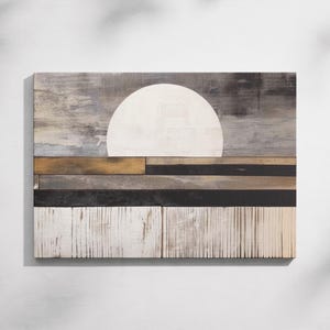 Könnte beinhalten: Abstrakte Wandkunst aus Holz mit einer weißen Sonnenform vor grauem und braunem Hintergrund. Das Kunstwerk besteht aus horizontalen Holzplanken in Grau-, Braun-, Schwarz- und Weißtönen, wodurch eine strukturierte Optik entsteht.