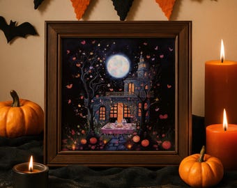 Może przedstawiać: Oprawione dzieło sztuki o tematyce Halloween przedstawia nawiedzony dom pod pełnią księżyca, otoczony dyniami i świecami. Grafika jest w ciemnej drewnianej ramie, z pomarańczowymi i czarnymi dekoracjami. Dwie pomarańczowe dynie i trzy zapalone świece na pierwszym planie.