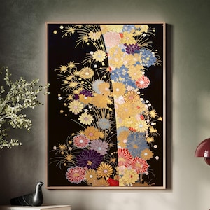 Könnte beinhalten: Gerahmter Kunstdruck mit floralem Muster auf schwarzem Hintergrund. Das vertikale Design zeigt gelbe, rote, blaue und violette Blumen mit goldenen Akzenten. Das Kunstwerk ist in einem hellbraunen Holzrahmen präsentiert.