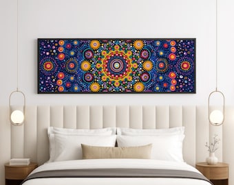 Puede incluir: Una obra de arte rectangular enmarcada con un diseño de mandala. La obra presenta un patrón circular central con elementos radiantes en amarillo, naranja, rojo, verde y azul. El fondo es azul oscuro y la pieza está enmarcada en negro.