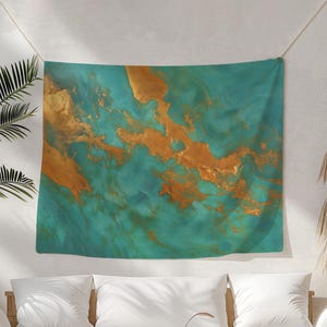 Puede incluir: Un tapiz de pared rectangular que presenta un diseño de arte fluido abstracto con patrones de remolinos en azul verdoso profundo, turquesa y oro metálico. La tela muestra un efecto jaspeado con formas orgánicas y transiciones de color.