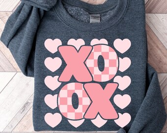 Camisa del día de San Valentín XoXo, camisa de corazón de leopardo a cuadros rosa, camisa Love Vibes, camisa de amor de San Valentín, camisa de aniversario, feliz San Valentín