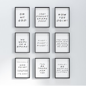 Puede incluir: Nueve impresiones enmarcadas en negro con fondos blancos y texto negro. El texto en las impresiones incluye citas del programa de televisión Friends, como "How You Doin?", "We Were On A Break!" y "Pivot! Pivot! Pivot!"
